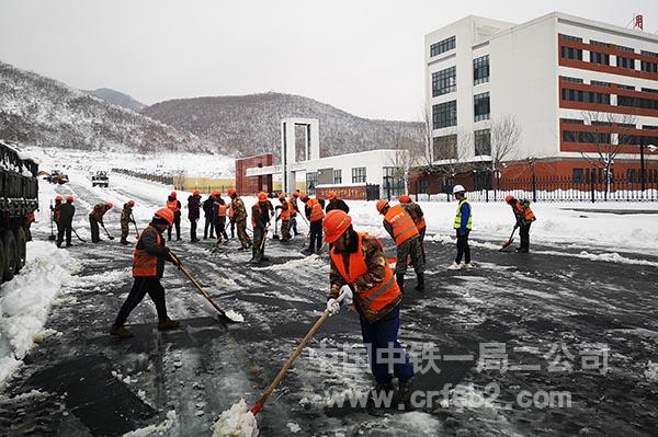 本溪市高级中学附属学校项目清扫初中部学校门口道路