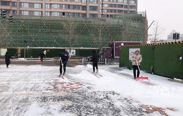 清扫人行横道积雪