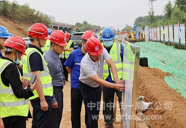 鞠维权一行在首开段路基检查（摄影：孙纪炎）