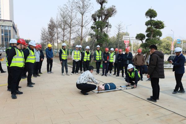 演示如何对受伤人员急救